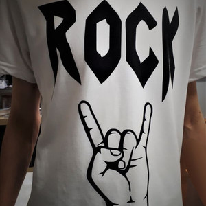 Печать на футболке "ROCK"