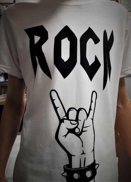 Печать на футболке "ROCK"