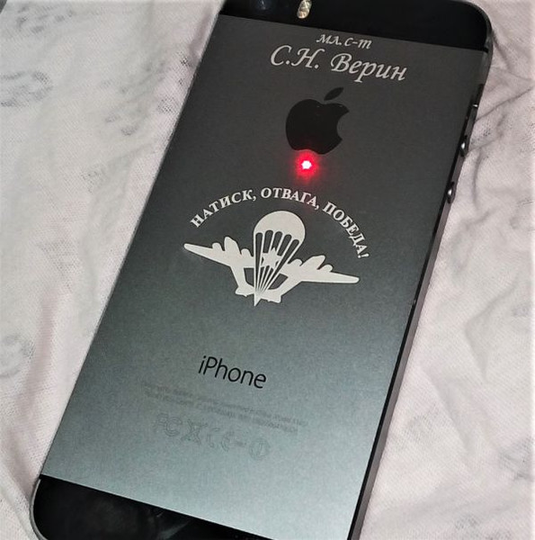 Лазерная гравировка на телефоне iphone
