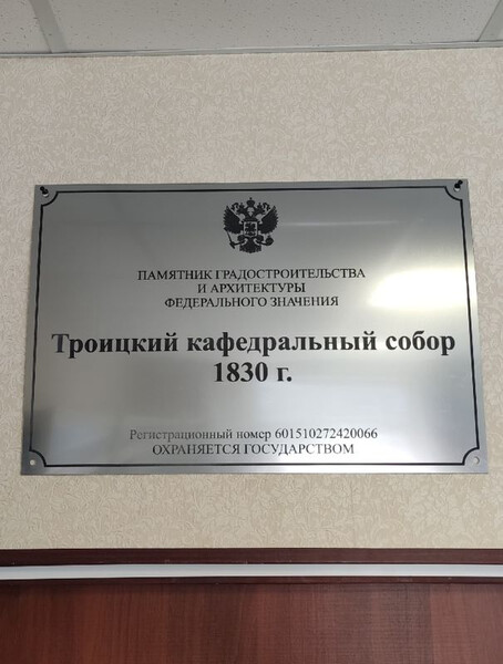 Изготовление уличных табличек из двухслойного пластика с лазерной грав Изготовление уличных табличек из двухслойного пластика с лазерной грав